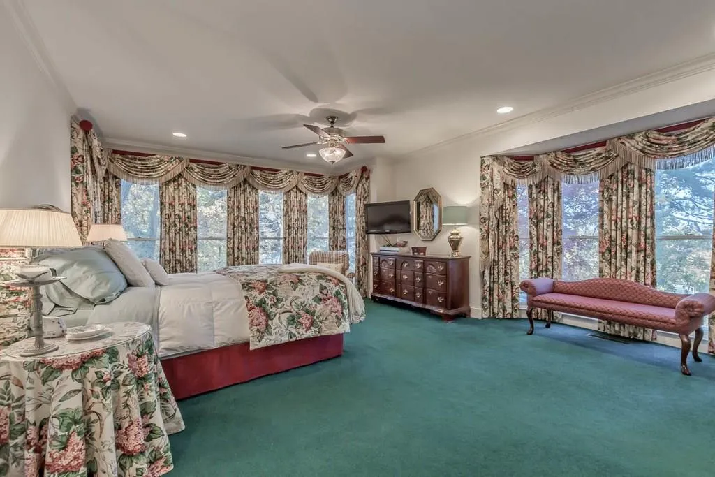 1055 Heards Ferry Road, Sandy Springs, Georgia 30328, 6 Bedrooms Bedrooms, ,4 BathroomsBathrooms,Residential,Sold,1055 Heards Ferry Road,6103199