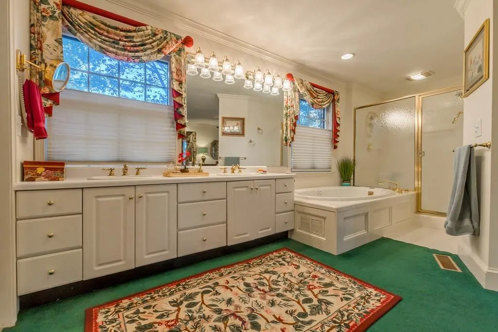 1055 Heards Ferry Road, Sandy Springs, Georgia 30328, 6 Bedrooms Bedrooms, ,4 BathroomsBathrooms,Residential,Sold,1055 Heards Ferry Road,6103199