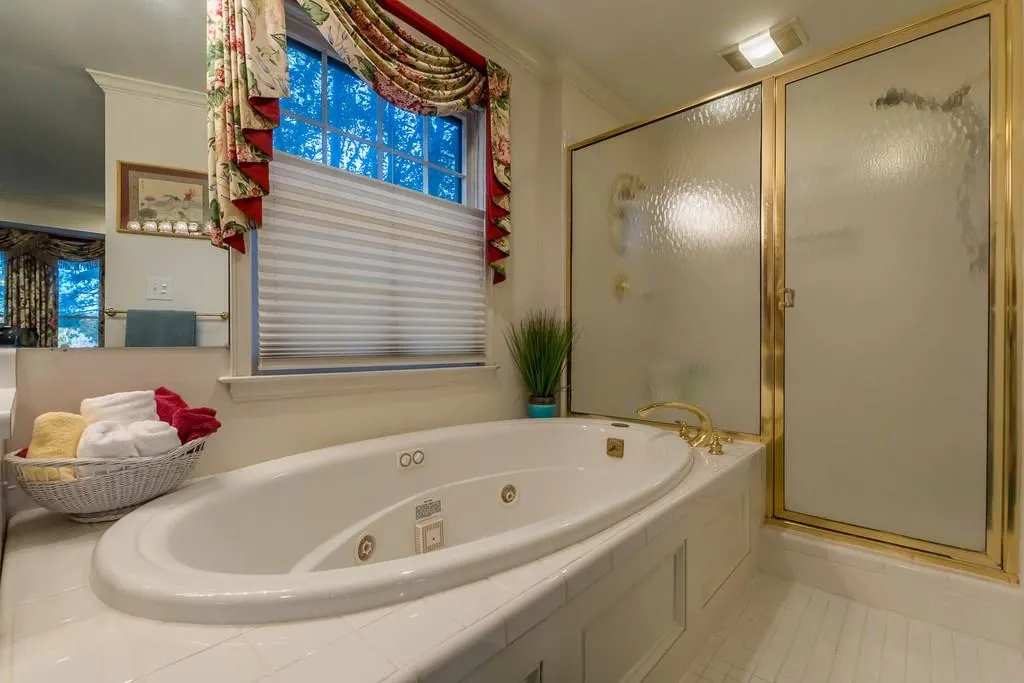 1055 Heards Ferry Road, Sandy Springs, Georgia 30328, 6 Bedrooms Bedrooms, ,4 BathroomsBathrooms,Residential,Sold,1055 Heards Ferry Road,6103199