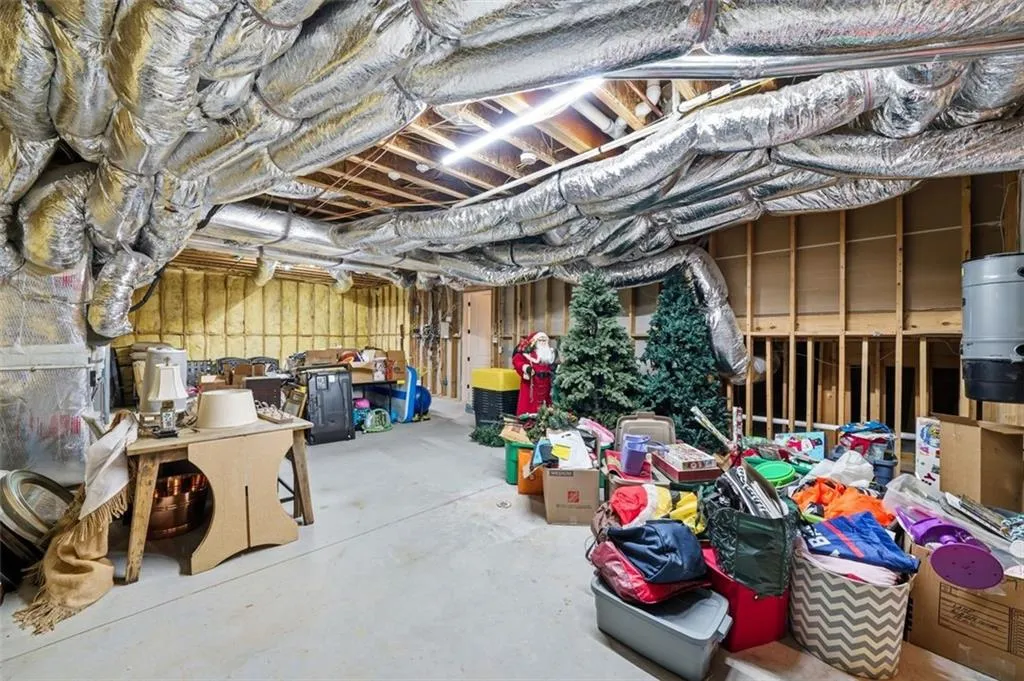 1100sf of STORAGE!