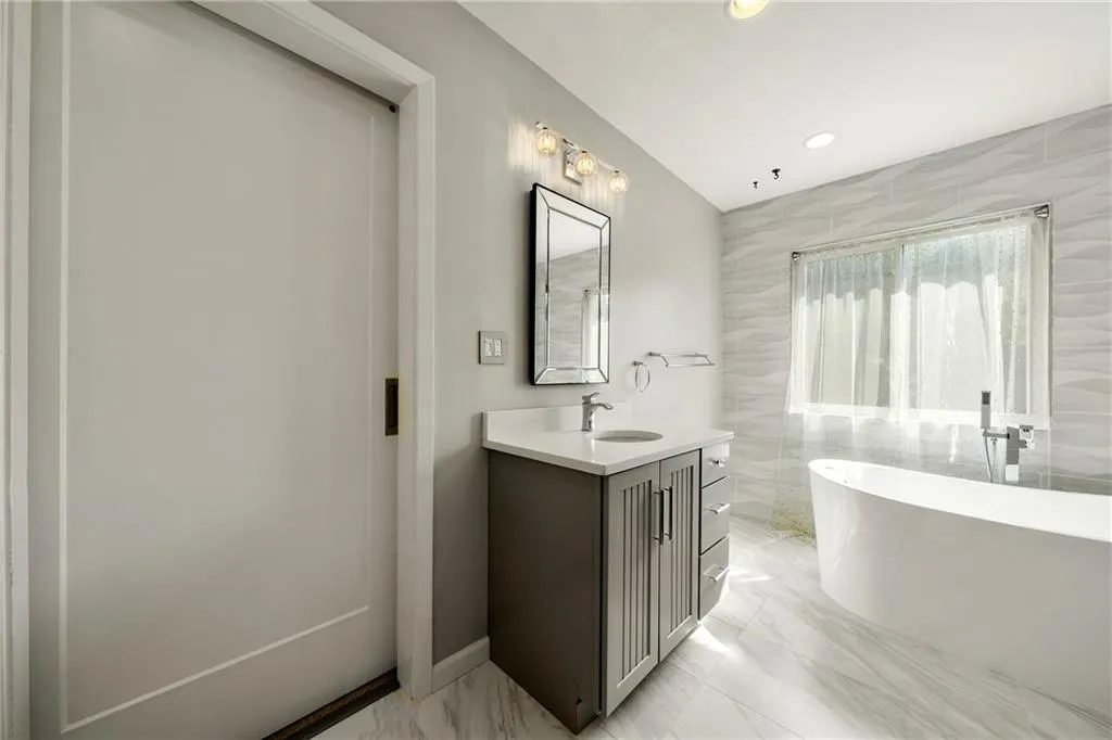 185 Seville Chase, Sandy Springs, Georgia 30328, 4 Bedrooms Bedrooms, ,3 BathroomsBathrooms,Residential,Sold,185 Seville Chase,6939986