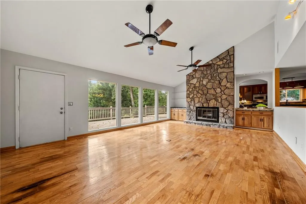 185 Seville Chase, Sandy Springs, Georgia 30328, 4 Bedrooms Bedrooms, ,3 BathroomsBathrooms,Residential,Sold,185 Seville Chase,6939986