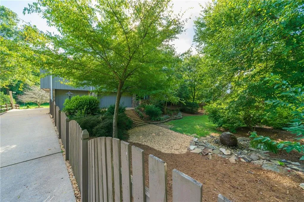 185 Seville Chase, Sandy Springs, Georgia 30328, 4 Bedrooms Bedrooms, ,3 BathroomsBathrooms,Residential,Sold,185 Seville Chase,6939986