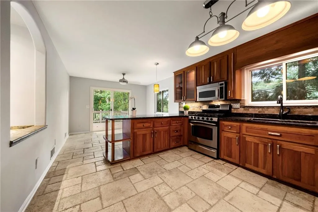 185 Seville Chase, Sandy Springs, Georgia 30328, 4 Bedrooms Bedrooms, ,3 BathroomsBathrooms,Residential,Sold,185 Seville Chase,6939986