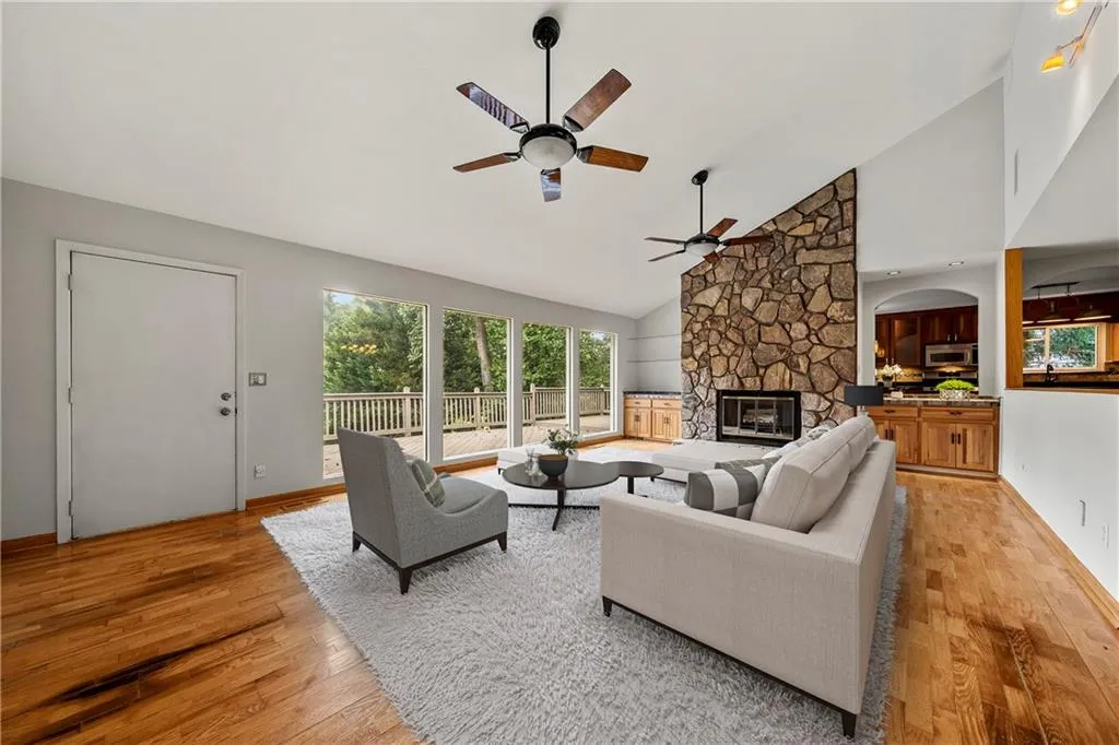 185 Seville Chase, Sandy Springs, Georgia 30328, 4 Bedrooms Bedrooms, ,3 BathroomsBathrooms,Residential,Sold,185 Seville Chase,6939986