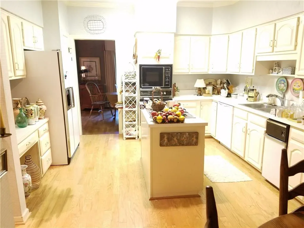 5638 River Oaks Place Unit 5638, Sandy Springs, Georgia 30327, 3 Bedrooms Bedrooms, ,2 BathroomsBathrooms,Residential,Sold,5638 River Oaks Place Unit 5638,5851353