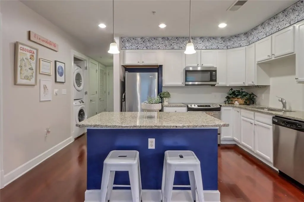 200 River Vista Drive Unit 403, Atlanta, Georgia 30339, 2 Bedrooms Bedrooms, ,2 BathroomsBathrooms,Residential,Sold,200 River Vista Drive Unit 403,6938307