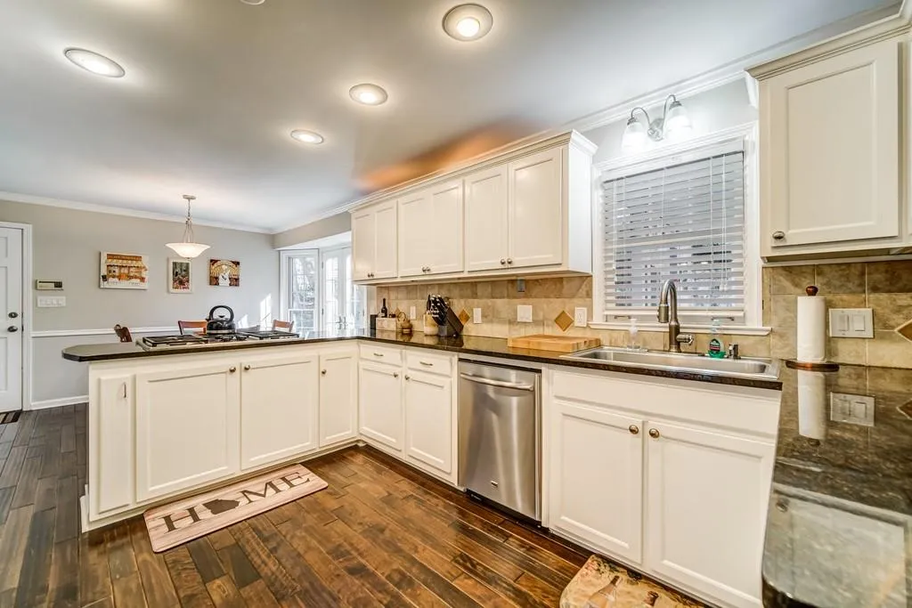 75 Seville Chase, Atlanta, Georgia 30328, 4 Bedrooms Bedrooms, ,3 BathroomsBathrooms,Residential,Sold,75 Seville Chase,6837197