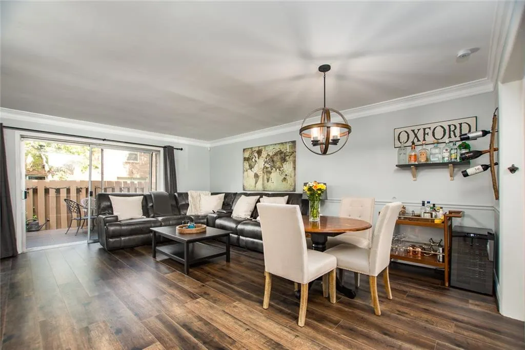 6700 Roswell Road Unit 21c, Sandy Springs, Georgia 30328, 2 Bedrooms Bedrooms, ,1 BathroomBathrooms,Residential,Sold,6700 Roswell Road Unit 21c,6066486