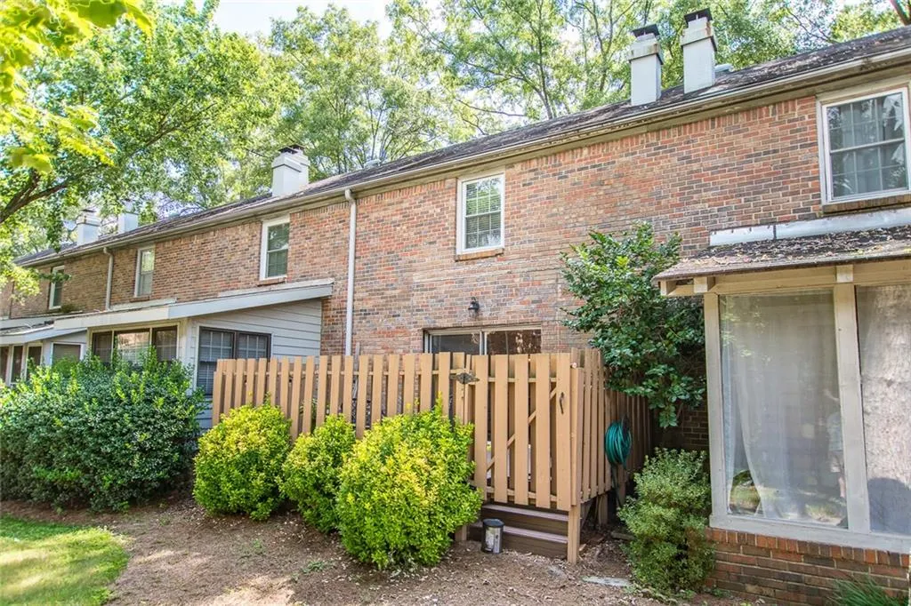 6700 Roswell Road Unit 21c, Sandy Springs, Georgia 30328, 2 Bedrooms Bedrooms, ,1 BathroomBathrooms,Residential,Sold,6700 Roswell Road Unit 21c,6066486