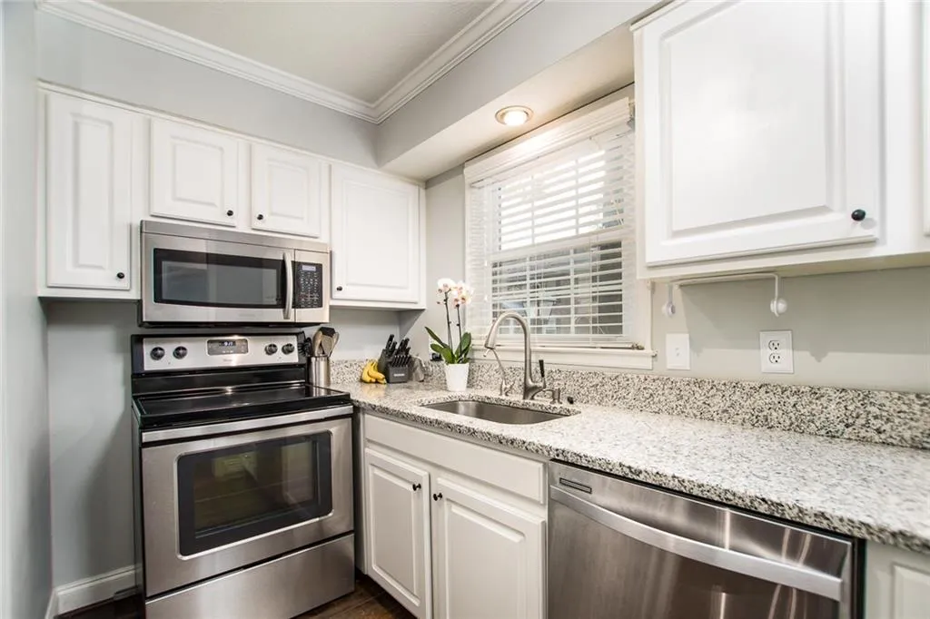 6700 Roswell Road Unit 21c, Sandy Springs, Georgia 30328, 2 Bedrooms Bedrooms, ,1 BathroomBathrooms,Residential,Sold,6700 Roswell Road Unit 21c,6066486