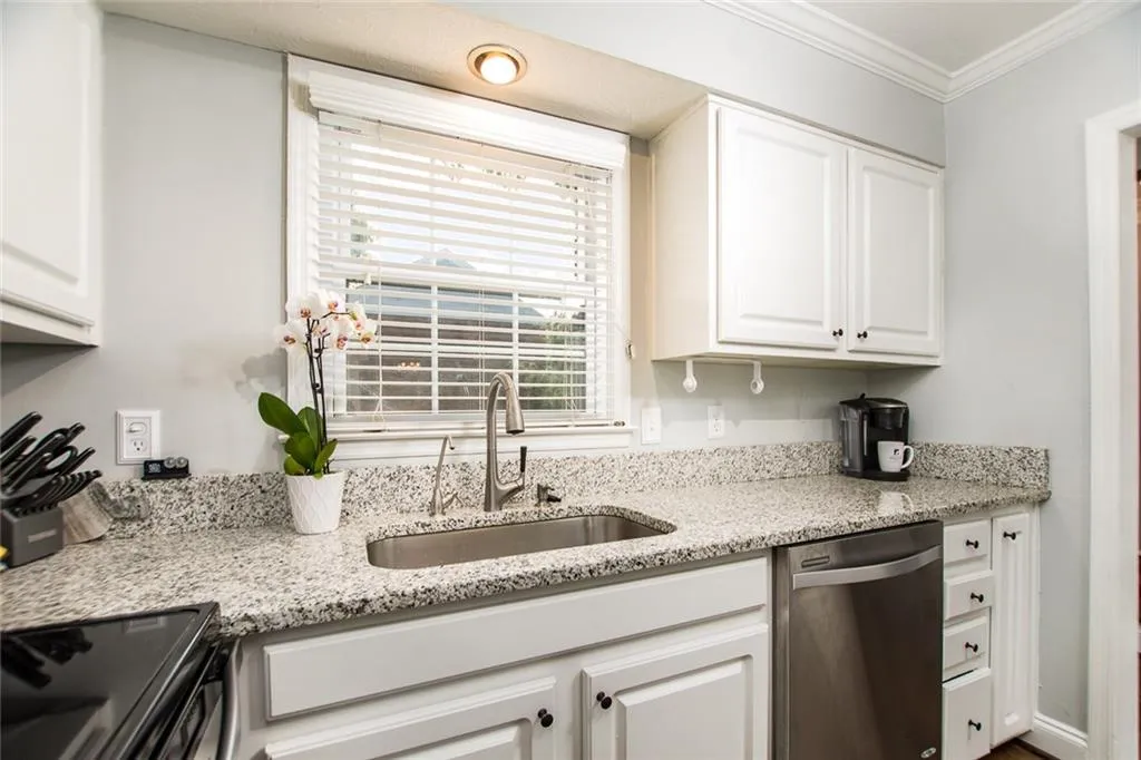 6700 Roswell Road Unit 21c, Sandy Springs, Georgia 30328, 2 Bedrooms Bedrooms, ,1 BathroomBathrooms,Residential,Sold,6700 Roswell Road Unit 21c,6066486