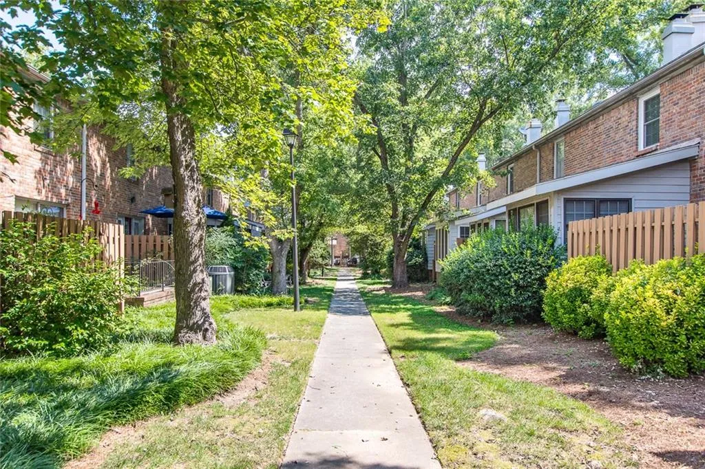 6700 Roswell Road Unit 21c, Sandy Springs, Georgia 30328, 2 Bedrooms Bedrooms, ,1 BathroomBathrooms,Residential,Sold,6700 Roswell Road Unit 21c,6066486