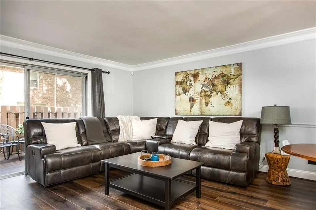 6700 Roswell Road Unit 21c, Sandy Springs, Georgia 30328, 2 Bedrooms Bedrooms, ,1 BathroomBathrooms,Residential,Sold,6700 Roswell Road Unit 21c,6066486