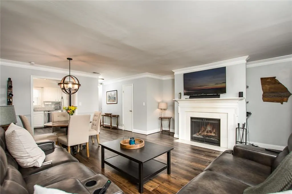 6700 Roswell Road Unit 21c, Sandy Springs, Georgia 30328, 2 Bedrooms Bedrooms, ,1 BathroomBathrooms,Residential,Sold,6700 Roswell Road Unit 21c,6066486