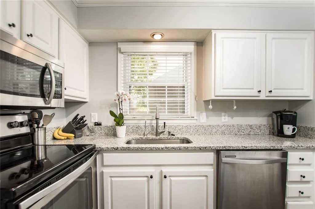 6700 Roswell Road Unit 21c, Sandy Springs, Georgia 30328, 2 Bedrooms Bedrooms, ,1 BathroomBathrooms,Residential,Sold,6700 Roswell Road Unit 21c,6066486