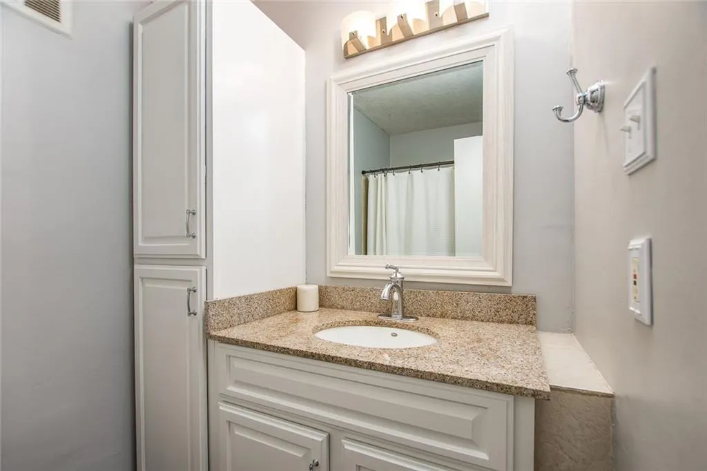 6700 Roswell Road Unit 21c, Sandy Springs, Georgia 30328, 2 Bedrooms Bedrooms, ,1 BathroomBathrooms,Residential,Sold,6700 Roswell Road Unit 21c,6066486