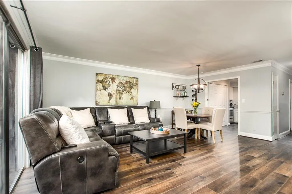 6700 Roswell Road Unit 21c, Sandy Springs, Georgia 30328, 2 Bedrooms Bedrooms, ,1 BathroomBathrooms,Residential,Sold,6700 Roswell Road Unit 21c,6066486