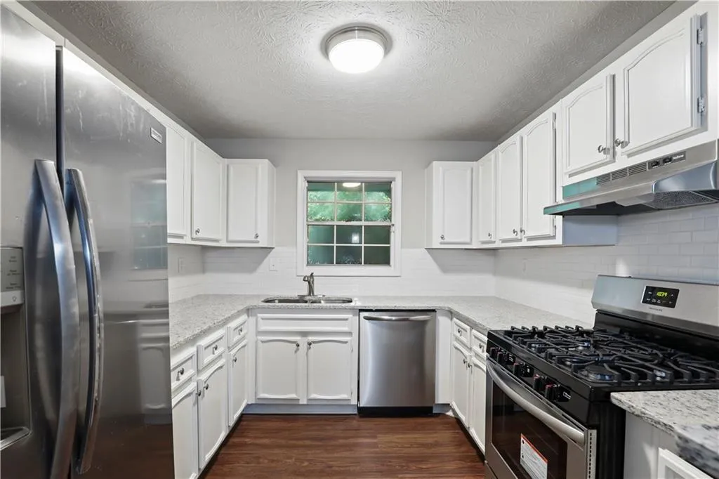 1110 Natchez Trace, Sandy Springs, Georgia 30350, 2 Bedrooms Bedrooms, ,1 BathroomBathrooms,Residential,Sold,1110 Natchez Trace,6912722