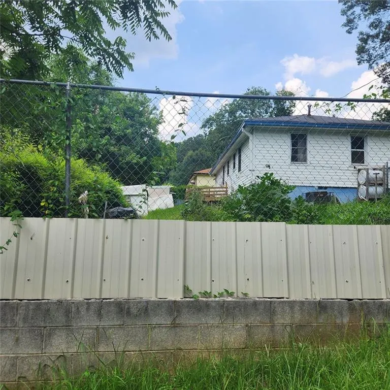Rear L Side View Fenced-in
