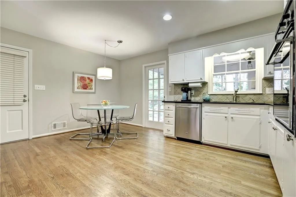 745 Edgewater Trail, Sandy Springs, Georgia 30328, 4 Bedrooms Bedrooms, ,3 BathroomsBathrooms,Residential,Sold,745 Edgewater Trail,5697626