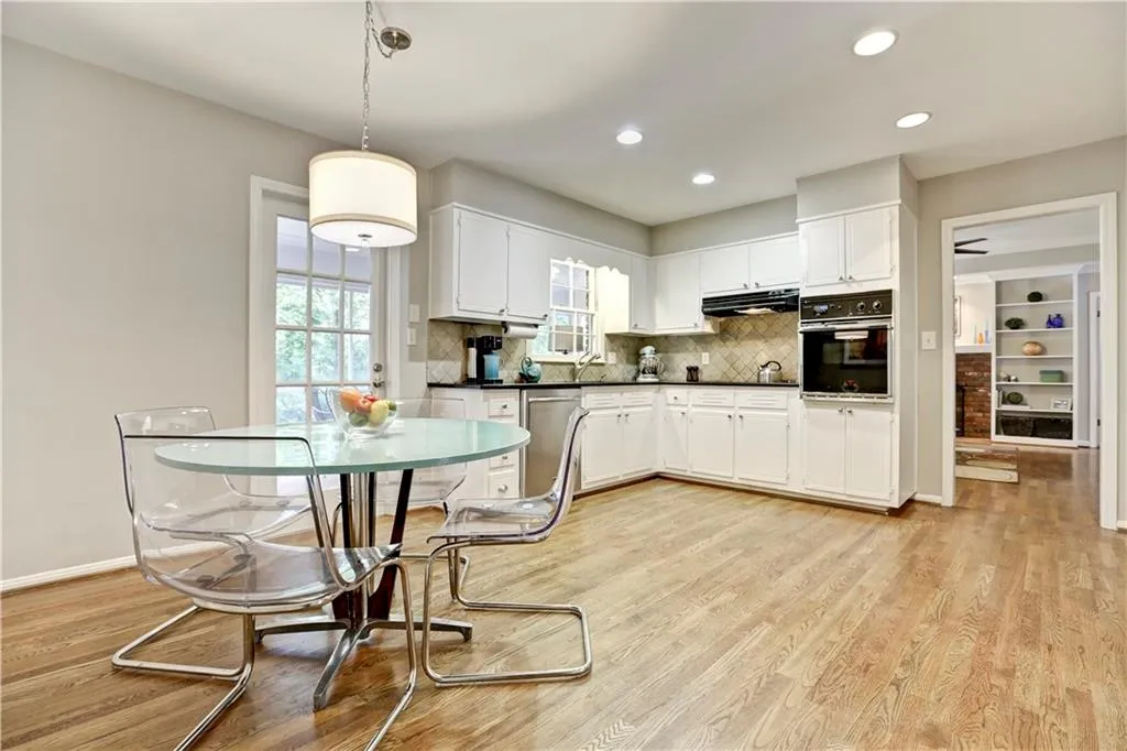 745 Edgewater Trail, Sandy Springs, Georgia 30328, 4 Bedrooms Bedrooms, ,3 BathroomsBathrooms,Residential,Sold,745 Edgewater Trail,5697626