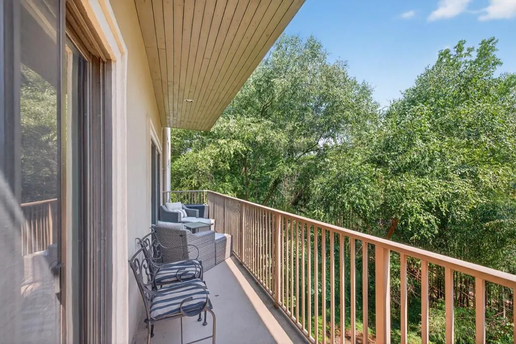 2865 Lenox Road Ne Unit 207, Atlanta, Georgia 30324, 2 Bedrooms Bedrooms, ,2 BathroomsBathrooms,Residential,For Sale,2865 Lenox Road Ne Unit 207,7650323