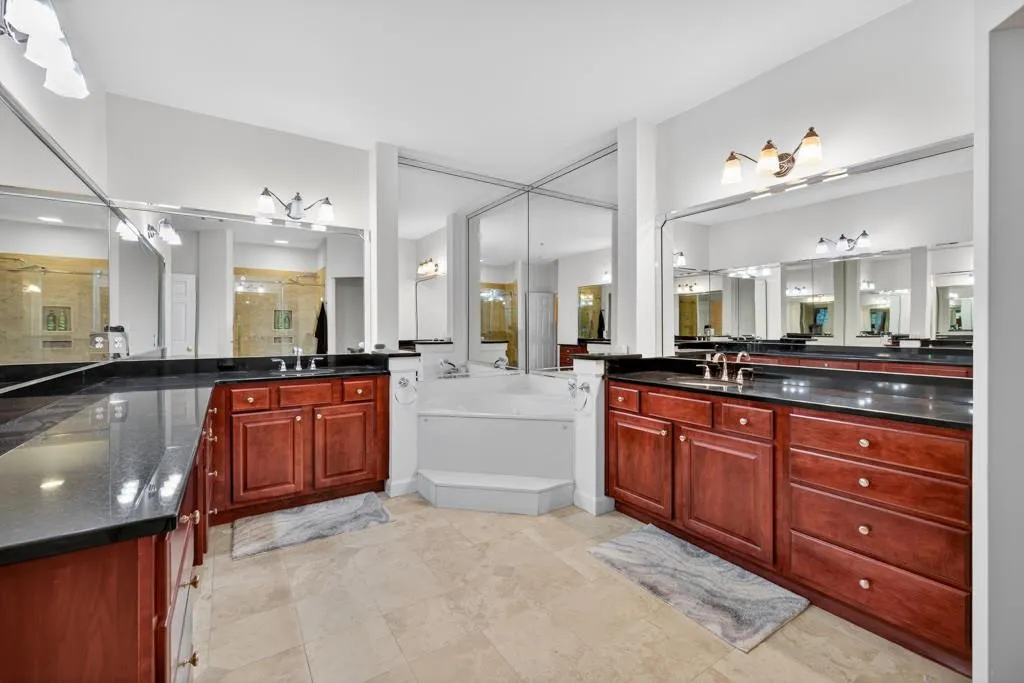 2865 Lenox Road Ne Unit 207, Atlanta, Georgia 30324, 2 Bedrooms Bedrooms, ,2 BathroomsBathrooms,Residential,For Sale,2865 Lenox Road Ne Unit 207,7650323