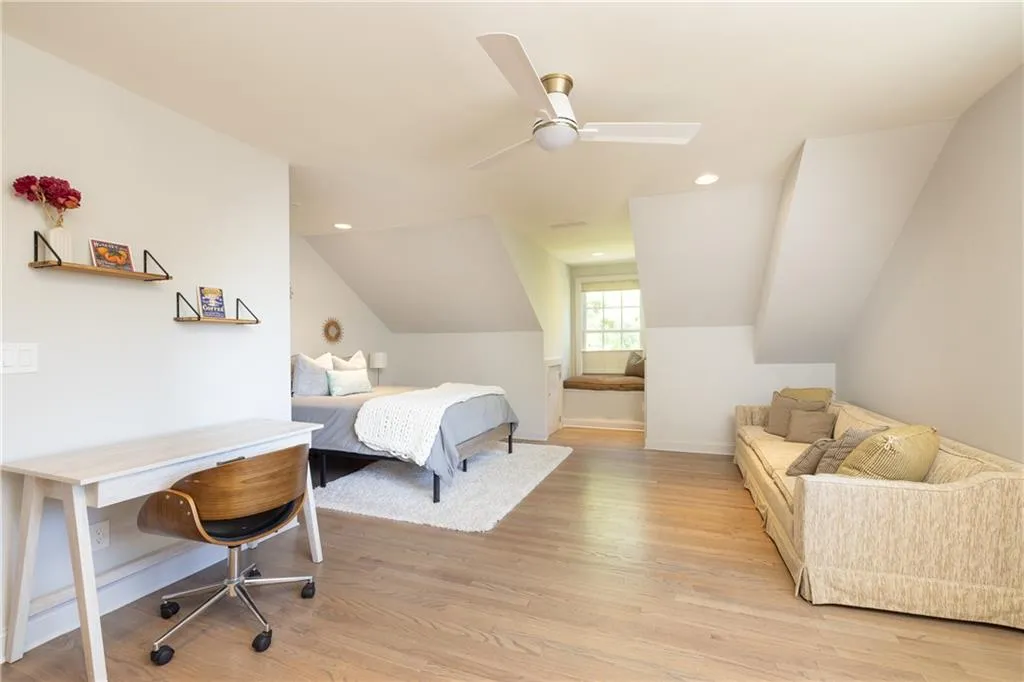 Charming additional bedroom with flexible living space