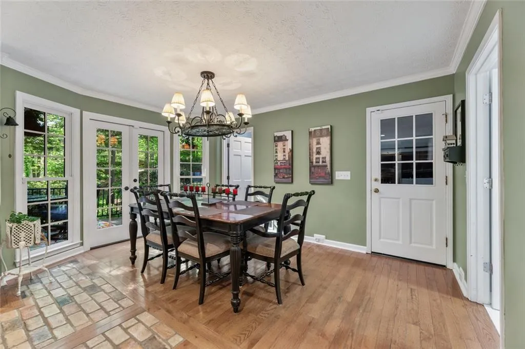 Kitchen Eat-In Area.jpg