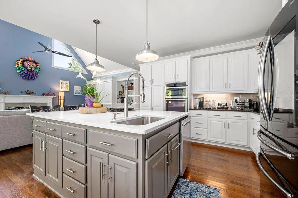 125 Grogans Lake Drive, Sandy Springs, Georgia 30350, 5 Bedrooms Bedrooms, ,4 BathroomsBathrooms,Residential,Sold,125 Grogans Lake Drive,7035764