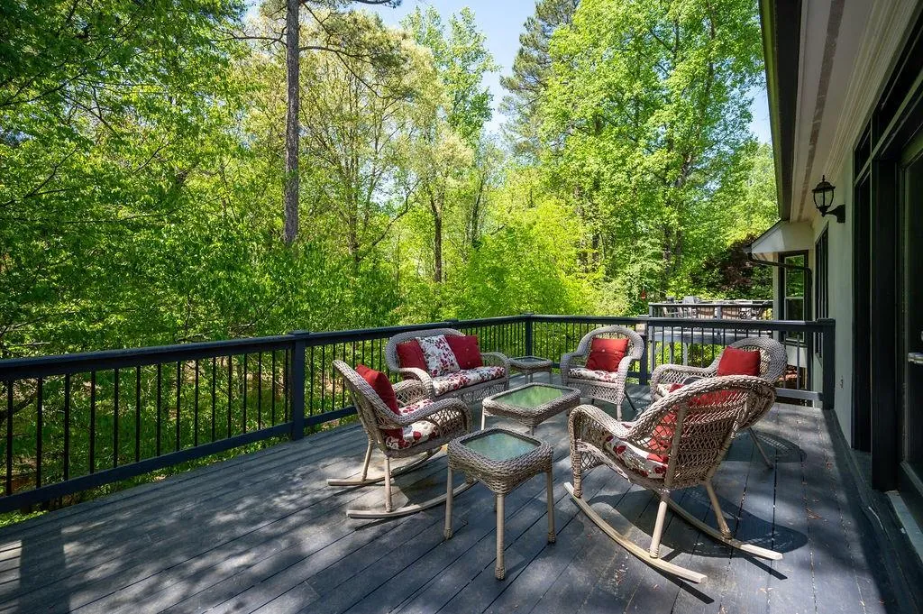 125 Grogans Lake Drive, Sandy Springs, Georgia 30350, 5 Bedrooms Bedrooms, ,4 BathroomsBathrooms,Residential,Sold,125 Grogans Lake Drive,7035764