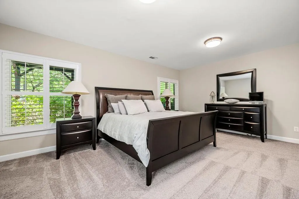 125 Grogans Lake Drive, Sandy Springs, Georgia 30350, 5 Bedrooms Bedrooms, ,4 BathroomsBathrooms,Residential,Sold,125 Grogans Lake Drive,7035764