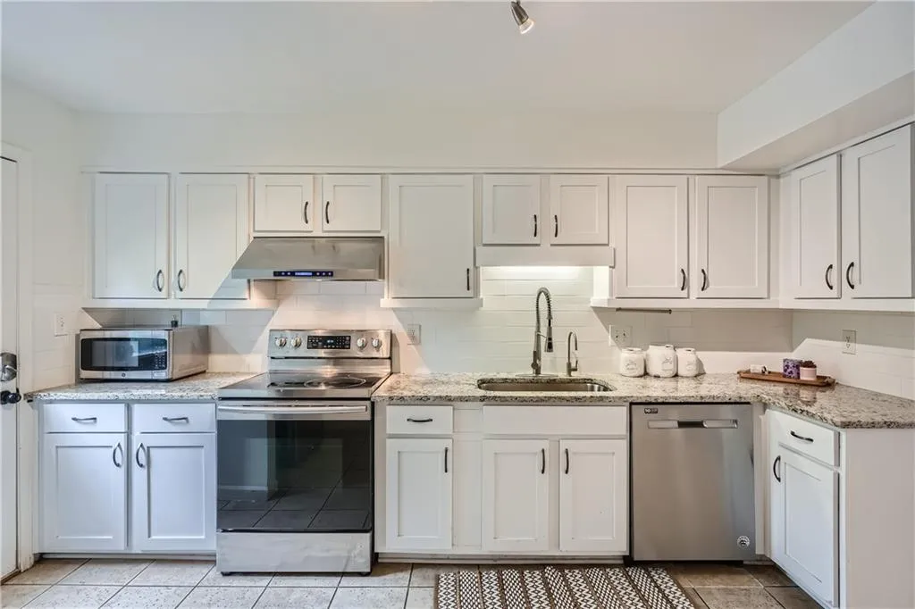 51 Forrest Place, Sandy Springs, Georgia 30328, 3 Bedrooms Bedrooms, ,3 BathroomsBathrooms,Residential,Sold,51 Forrest Place,7416800