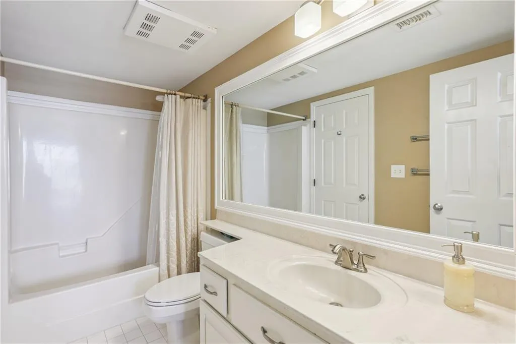 3481 Lakeside Drive Ne Unit 2407, Atlanta, Georgia 30326, 2 Bedrooms Bedrooms, ,2 BathroomsBathrooms,Residential,For Sale,3481 Lakeside Drive Ne Unit 2407,7605564
