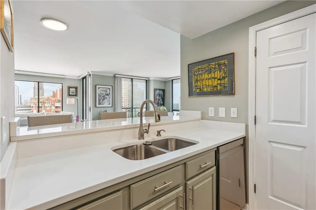 3481 Lakeside Drive Ne Unit 2407, Atlanta, Georgia 30326, 2 Bedrooms Bedrooms, ,2 BathroomsBathrooms,Residential,For Sale,3481 Lakeside Drive Ne Unit 2407,7605564