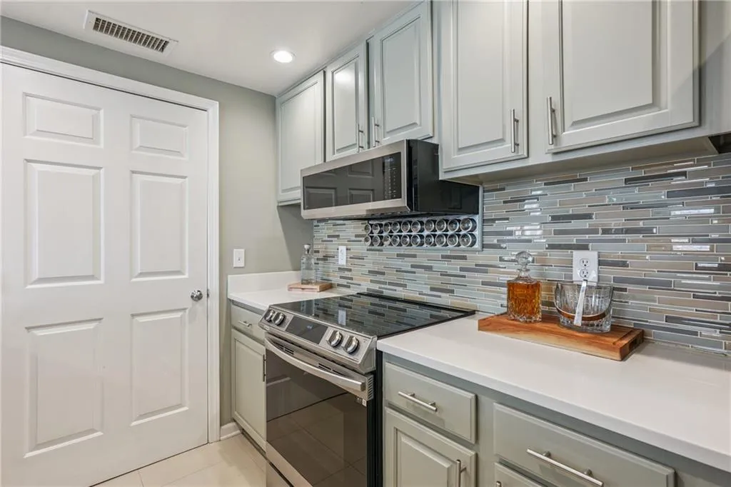 3481 Lakeside Drive Ne Unit 2407, Atlanta, Georgia 30326, 2 Bedrooms Bedrooms, ,2 BathroomsBathrooms,Residential,For Sale,3481 Lakeside Drive Ne Unit 2407,7605564