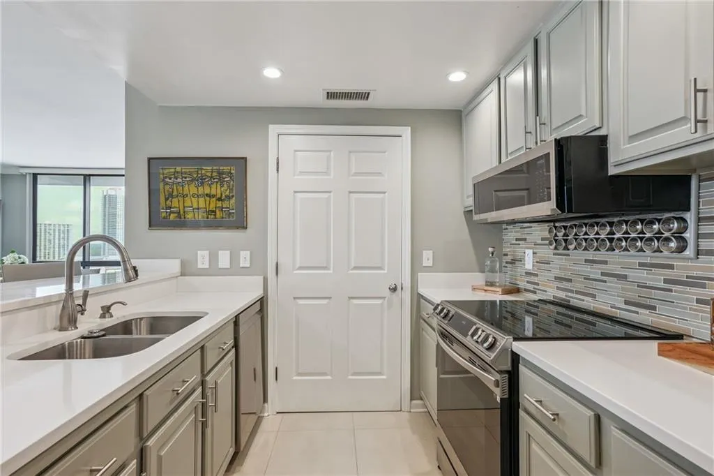 3481 Lakeside Drive Ne Unit 2407, Atlanta, Georgia 30326, 2 Bedrooms Bedrooms, ,2 BathroomsBathrooms,Residential,For Sale,3481 Lakeside Drive Ne Unit 2407,7605564