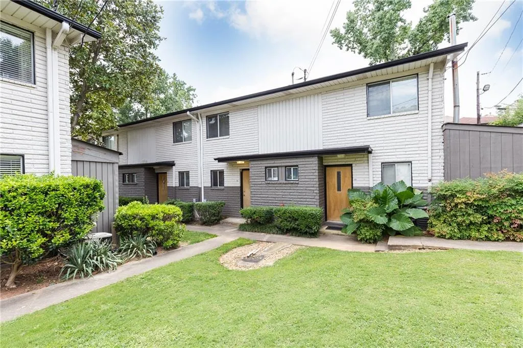 3501 Roswell Road Ne Unit 502, Atlanta, Georgia 30305, 2 Bedrooms Bedrooms, ,1 BathroomBathrooms,Residential,Sold,3501 Roswell Road Ne Unit 502,5890149