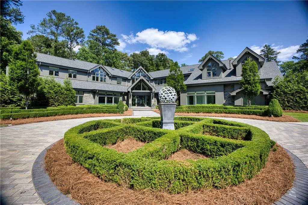 2883 W Roxboro Road Ne, Atlanta, Georgia 30324, 6 Bedrooms Bedrooms, ,8 BathroomsBathrooms,Residential,For Sale,2883 W Roxboro Road Ne,7395677