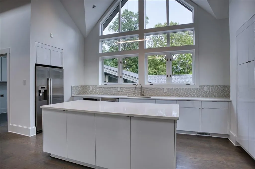 2883 W Roxboro Road Ne, Atlanta, Georgia 30324, 6 Bedrooms Bedrooms, ,8 BathroomsBathrooms,Residential,For Sale,2883 W Roxboro Road Ne,7395677