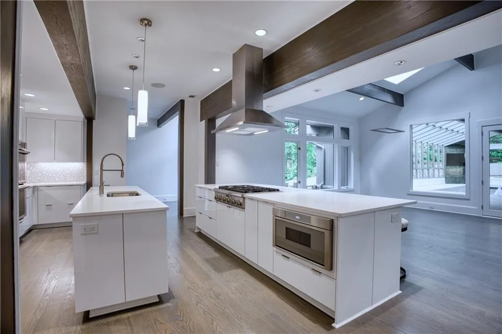 2883 W Roxboro Road Ne, Atlanta, Georgia 30324, 6 Bedrooms Bedrooms, ,8 BathroomsBathrooms,Residential,For Sale,2883 W Roxboro Road Ne,7395677