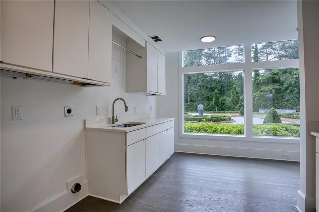 2883 W Roxboro Road Ne, Atlanta, Georgia 30324, 6 Bedrooms Bedrooms, ,8 BathroomsBathrooms,Residential,For Sale,2883 W Roxboro Road Ne,7395677