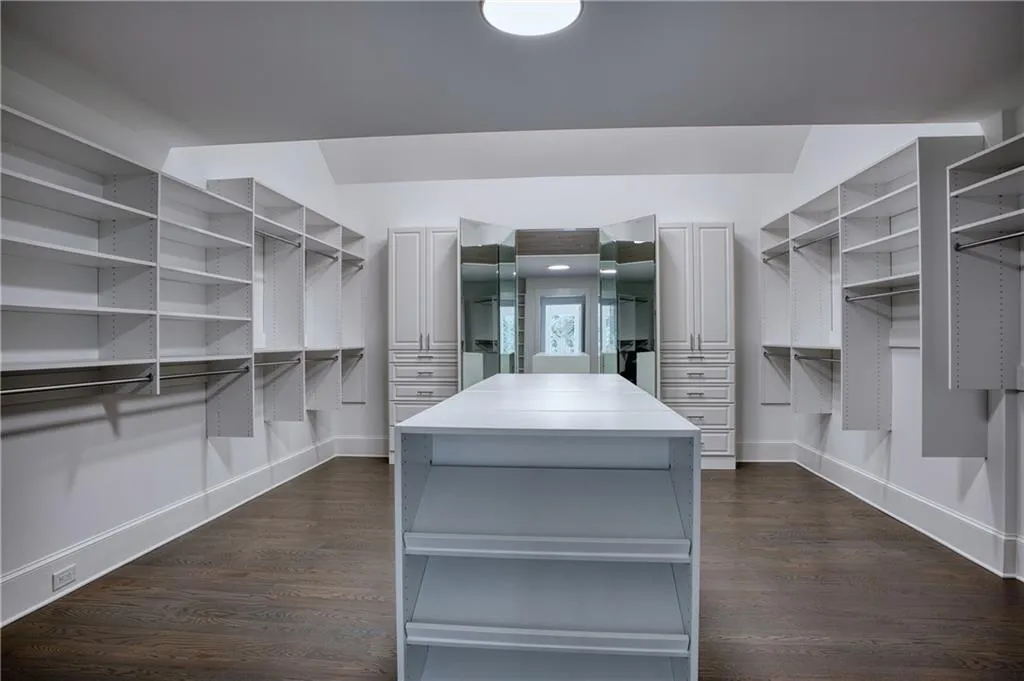 2883 W Roxboro Road Ne, Atlanta, Georgia 30324, 6 Bedrooms Bedrooms, ,8 BathroomsBathrooms,Residential,For Sale,2883 W Roxboro Road Ne,7395677