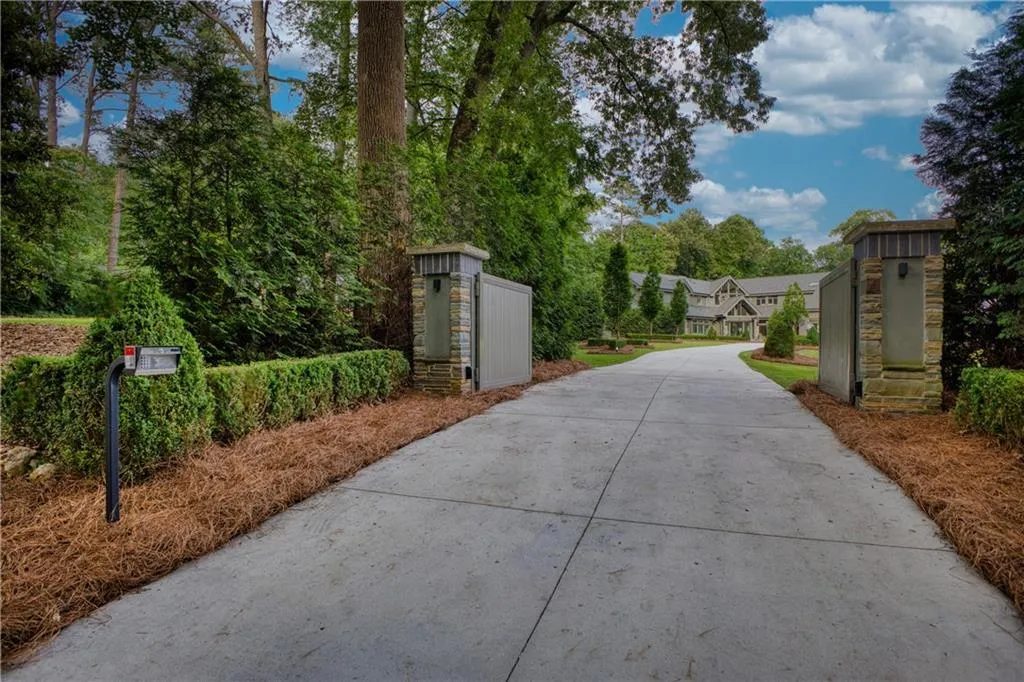 2883 W Roxboro Road Ne, Atlanta, Georgia 30324, 6 Bedrooms Bedrooms, ,8 BathroomsBathrooms,Residential,For Sale,2883 W Roxboro Road Ne,7395677