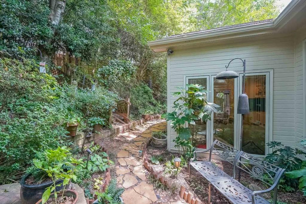 335 Ledgemont Court NE, Atlanta, Georgia 30342, 4 Bedrooms Bedrooms, ,3 BathroomsBathrooms,Residential,Sold,335 Ledgemont Court NE,7257001