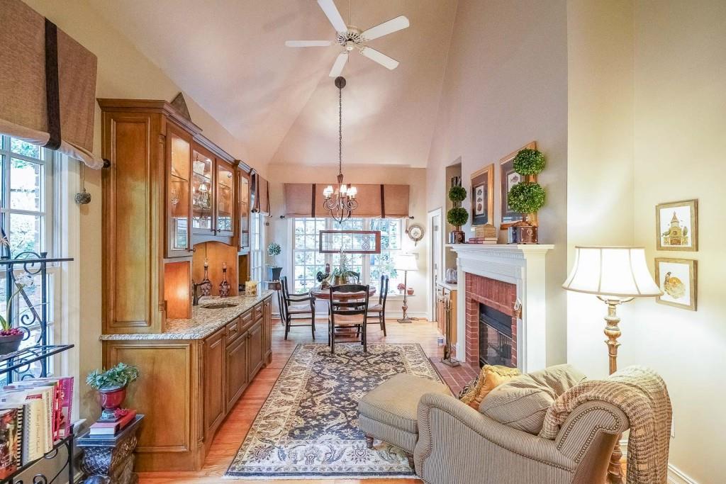 335 Ledgemont Court NE, Atlanta, Georgia 30342, 4 Bedrooms Bedrooms, ,3 BathroomsBathrooms,Residential,Sold,335 Ledgemont Court NE,7257001