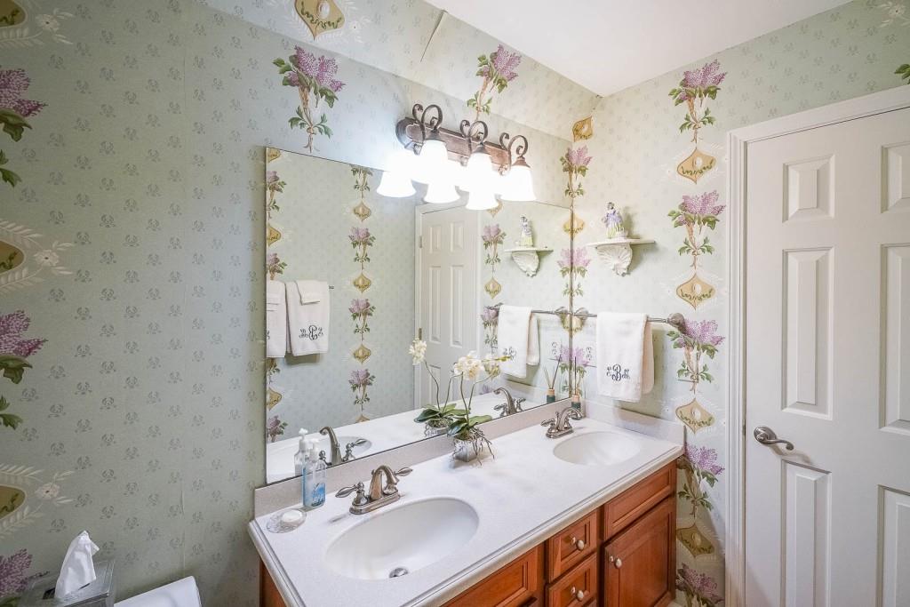 335 Ledgemont Court NE, Atlanta, Georgia 30342, 4 Bedrooms Bedrooms, ,3 BathroomsBathrooms,Residential,Sold,335 Ledgemont Court NE,7257001