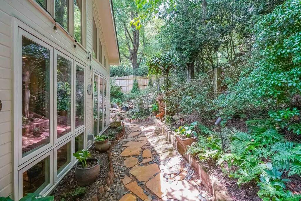 335 Ledgemont Court NE, Atlanta, Georgia 30342, 4 Bedrooms Bedrooms, ,3 BathroomsBathrooms,Residential,Sold,335 Ledgemont Court NE,7257001