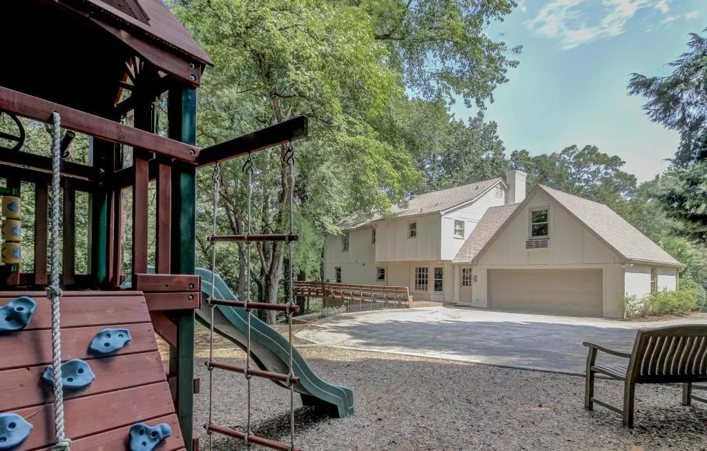 595 Chestnut Hall Lane, Atlanta, Georgia 30327, 4 Bedrooms Bedrooms, ,2 BathroomsBathrooms,Residential,Sold,595 Chestnut Hall Lane,5630180